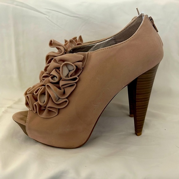 Charlotte Russe - Fun Velvet Platform Ruffle Booties. Size 7. - Picture 2 of 11